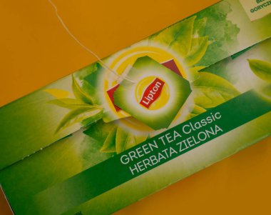 11 Ekim 2022 Ukrayna şehri Kyiv yeşil çay renkli bir arka planda Lipton