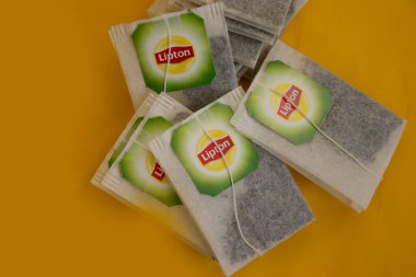 11 Ekim 2022 Ukrayna şehri Kyiv yeşil çay renkli bir arka planda Lipton