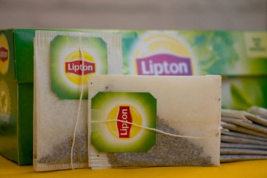 11 Ekim 2022 Ukrayna şehri Kyiv yeşil çay renkli bir arka planda Lipton