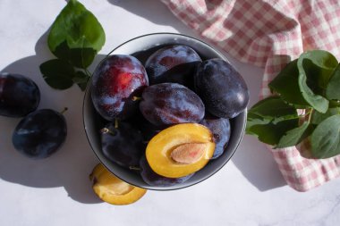 Eski arkaplanda taze erik