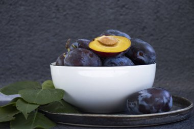 Eski arkaplanda taze erik