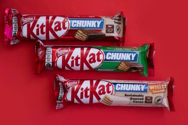 12 Ekim 2022 Ukrayna şehri Kyiv çikolata renkli arka planda Kit Kat