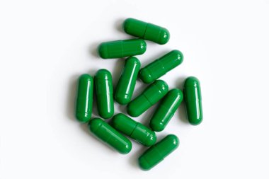 Beyaz arkaplan üzerinde kapsüller