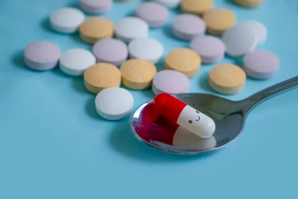 Pillen Een Gekleurde Achtergrond — Stockfoto