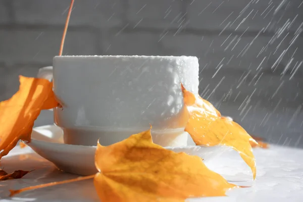 Tasse Tee Herbstblatt Auf Hellem Hintergrund Regen — Stockfoto