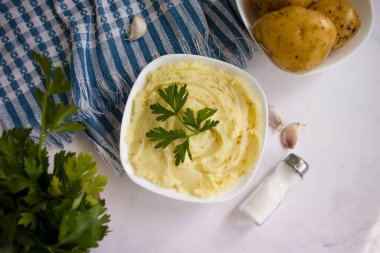 Eski ahşap arka planda patates püresi