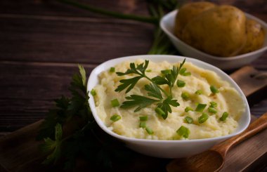 Eski ahşap arka planda patates püresi