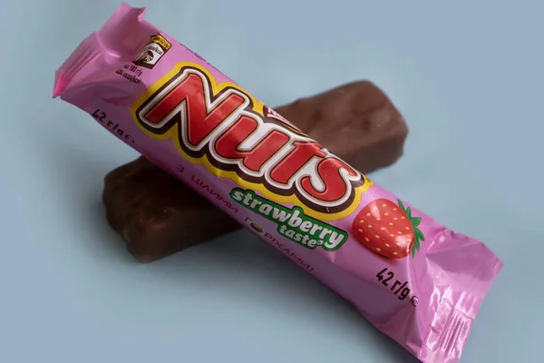 October 2022 Ukraine City Kyiv Chocolate Bar Nuts Strawberries Nestle — Stock Photo, Image