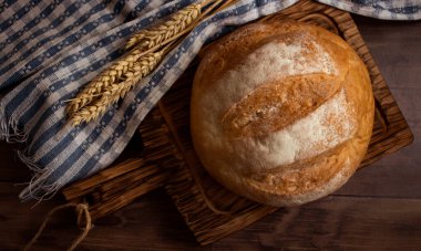 Eski ahşap arka planda tam ekmek.