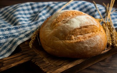 Eski ahşap arka planda tam ekmek.