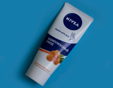 22 Ekim 2022 Ukrayna şehri Kiev kozmetik kremi Nivea şirketinin renkli arka planında