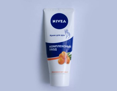 22 Ekim 2022 Ukrayna şehri Kiev kozmetik kremi Nivea şirketinin renkli arka planında