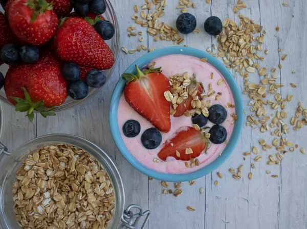 Erdbeeren Trockenes Haferflocken Joghurt Auf Holzgrund — Stockfoto