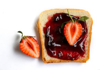 Çilek reçelli ekmek beyaz arkaplanda izole