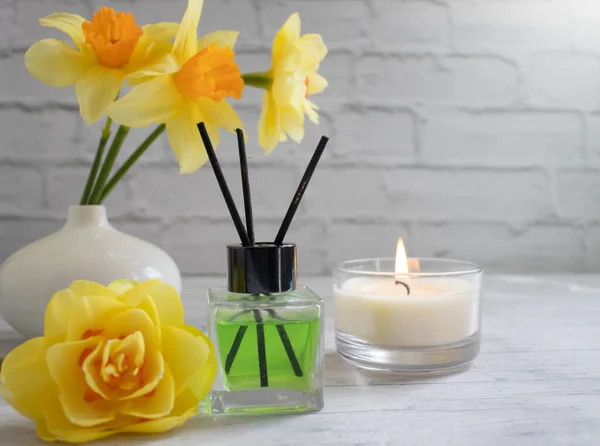 Parfüm Für Hause Blume Kerze Auf Hellem Hintergrund — Stockfoto