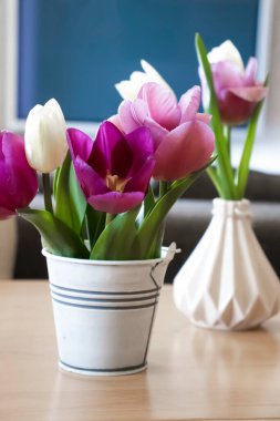 Evdeki vazoda lale çiçeği