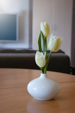 Evdeki vazoda lale çiçeği