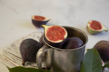 Eski arkaplanda taze incir