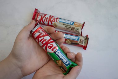 12 Ekim 2022 Ukrayna şehri Kyiv çocuğu çikolata seti tutuyor.