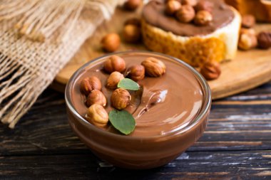 Çikolata, ekmek, fındık.