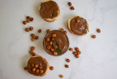 Çikolata, ekmek, fındık.