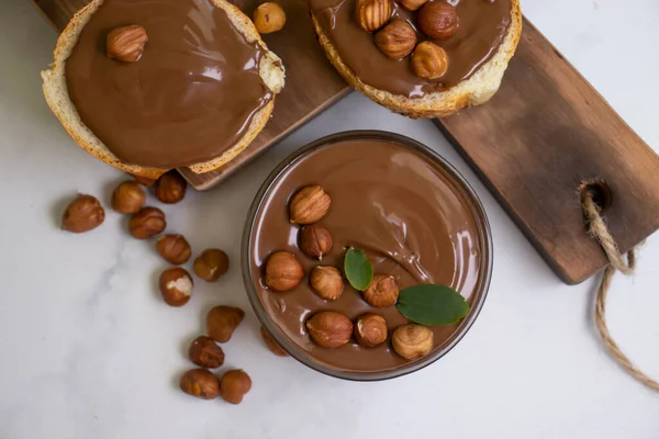Coklat Menyebar Sepotong Roti Hazelnut — Stok Foto