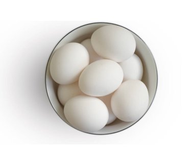 Beyaz arka planda izole edilmiş bir tabakta tam yumurta.