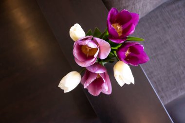 Odada bir buket güzel bahar lalesi