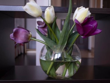 Odada bir buket güzel bahar lalesi