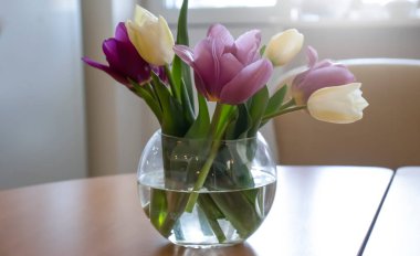 Odada bir buket güzel bahar lalesi