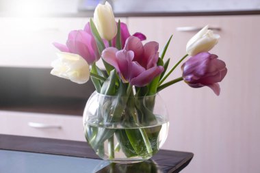 Odada bir buket güzel bahar lalesi