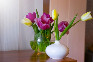 Odada bir buket güzel bahar lalesi