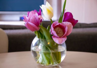 Odada bir buket güzel bahar lalesi