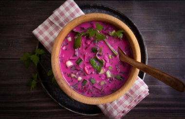 Ahşap zemin üzerinde soğuk pancar çorbası