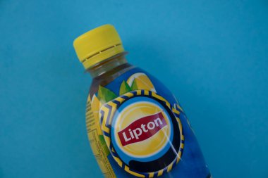8 Ekim 2022 Ukrayna şehri Kyiv Lipton Çayı plastik bir şişede