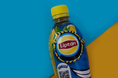 8 Ekim 2022 Ukrayna şehri Kyiv Lipton Çayı plastik bir şişede