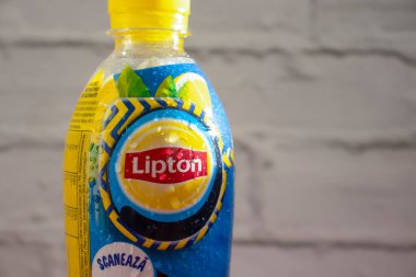 8 Ekim 2022 Ukrayna şehri Kyiv Lipton Çayı plastik bir şişede