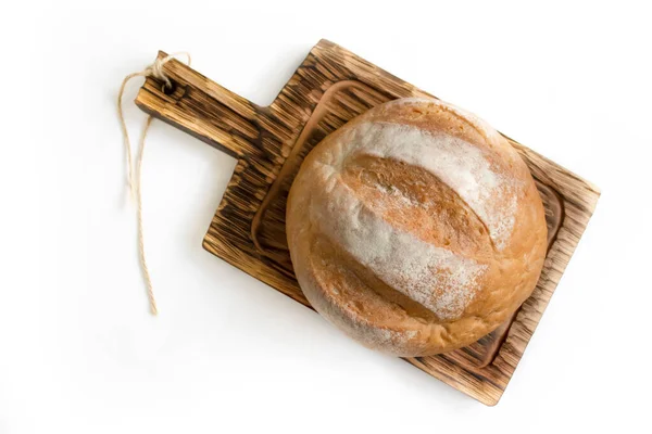 Pão Sobre Tábua Madeira Isolada Sobre Fundo Branco — Fotografia de Stock