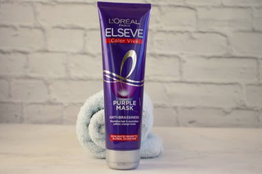 31 Ekim 2022 Ukrayna şehri Kyiv Elseve saç merhemi Loreal Paris 'ten, havlu