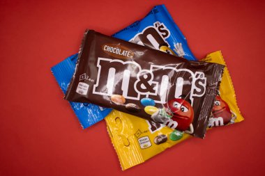 29 Mart 2022 Ukrayna şehri Kyiv, renkli bir arka planda M ve M şekerleri.