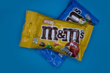 29 Mart 2022 Ukrayna şehri Kyiv, renkli bir arka planda M ve M şekerleri.