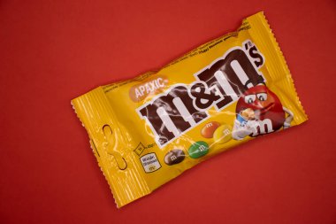 29 Mart 2022 Ukrayna şehri Kyiv, renkli bir arka planda M ve M şekerleri.