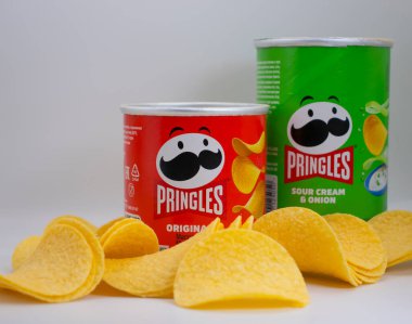 14 Nisan 2022 Ukrayna şehri Kyiv çipleri Springles şirketinden hafif bir arkaplanda