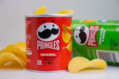 14 Nisan 2022 Ukrayna şehri Kyiv çipleri Springles şirketinden hafif bir arkaplanda