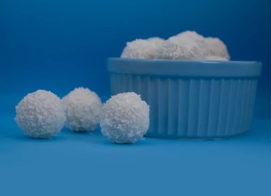 Renkli arkaplanda hindistan cevizi şekeri