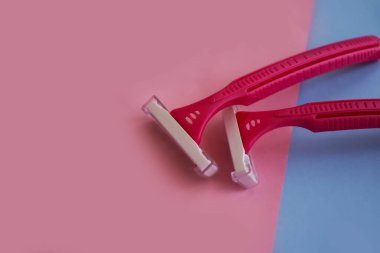 Renkli bir arkaplanda kadın traş makinesi