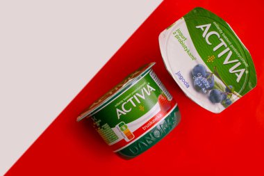 25 Eylül 2022 Ukrayna, Kyiv, Danone 'den bir kavanoz Activia yoğurdu.