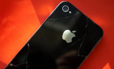 29 Ekim 2022 Ukrayna şehri Kyiv renkli arka planda Apple akıllı telefonunu kırdı