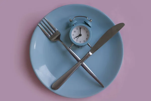 Alarm Clock Plate Fork Knife Colored Background — Stock Photo, Image