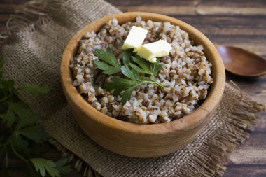 Eski arkaplanda kaynamış karabuğday lapası